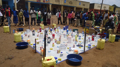 Bimwe mu bicuruzwa biba bitanditse abatombola bakabinagaho uruziga ku giceri cya 50.