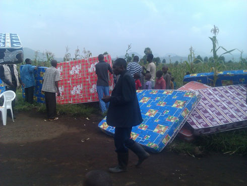 Buri muryango wirukanwe muri Tanzaniya washyikirijwe matela.