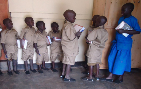 Buri mwana yahawe amakayi 12 n'amakaramu abiri.