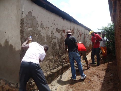 Buri wese yatanze umuganda we akora icyo ashoboye.