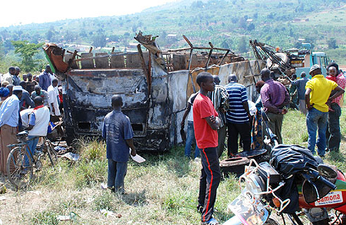 Bisi ya Horizon yakoze impanuka muri Uganda yahiye irakongoka.