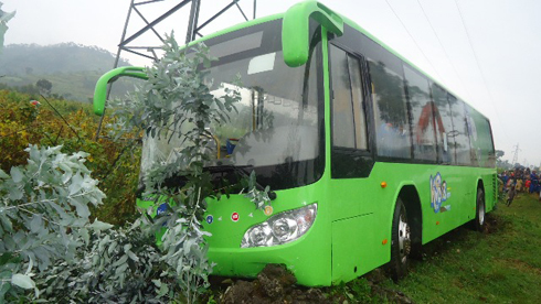 Bus ya KBS yataye umuhanda igwa munsi yawo.