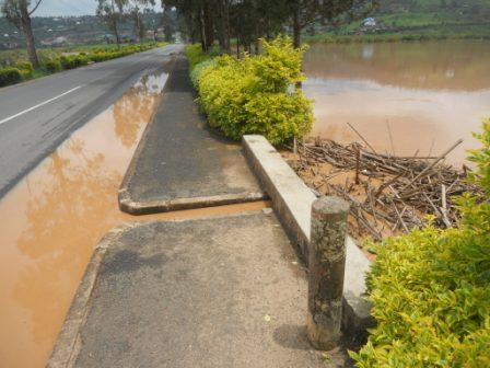 Buses zazibye amazi yasatiriye umuhanda.