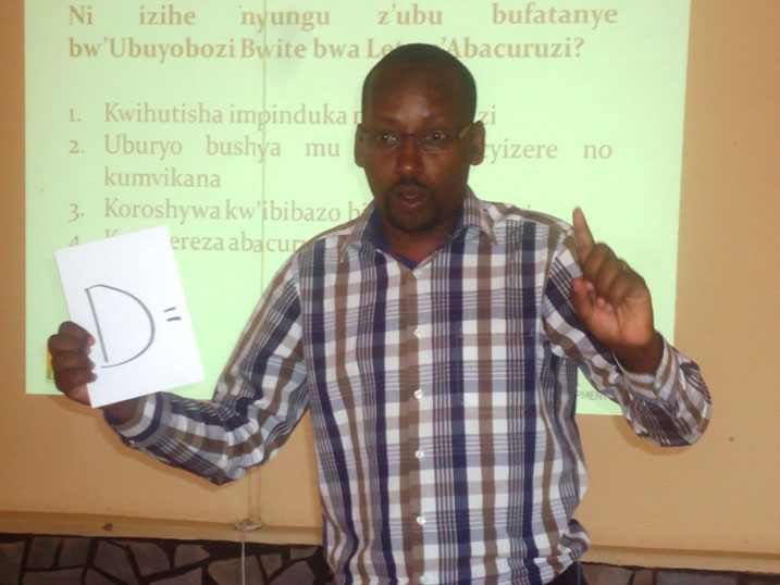 Bwana Gakuba Georges, Impuguke muri RDB ishinzwe ibiganiro hagati ya leta n'abikorera asaba abantu bose guhaguruka bagakora cyane kandi bagatekereza imishinga yagutse.