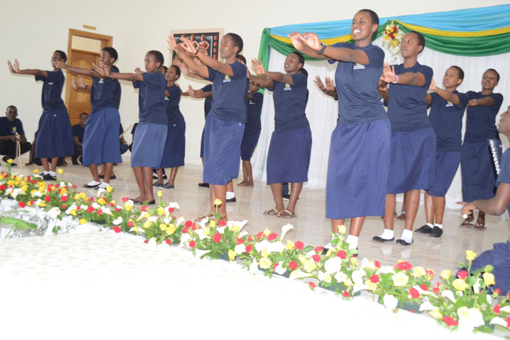 Byari ibyishimo ku banyeshuli ba Groupe Scolaire Mater Dei ubwo batahaga iyo nyubako mberabyombi y'ishuri ryabo.