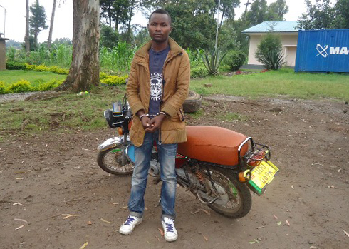 Byiringiro Thomas na moto yari yibye.