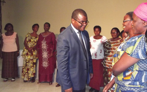 Umunyamabanga nshingwabikorwa wungirije ushinzwe ibikorwa muri CEPGL, Joseph Lititiyo Afata aganira n'abagore bakora ubucuruzi buciriritse bwambukiranya imipaka