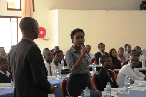 Bamwe mu banyeshuri batanga ibitekerezo.