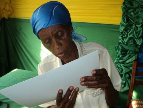 Mukandemezo Colette ubu abasha gusona no kwandika.