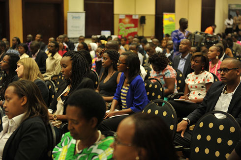 Urubyiruko rwitabiriye umuhango wo gutanga ibihembo CYRWA 2013 bakurikira ijambo rya Madamu Jeannette Kagame.