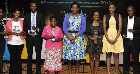 Madamu Jeannette Kagame hamwe n'urubyiruko rwagaragaje ibikorwa by'indashyikirwa rwahawe ibihembo.