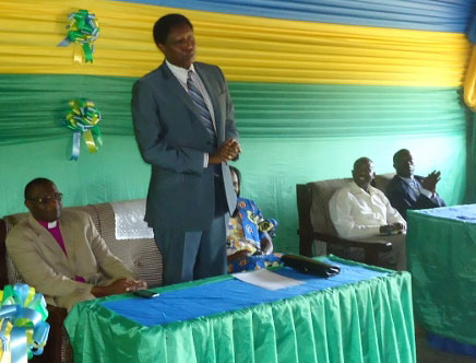 Canon Jerome asaba abanyeshuri kutibagirwa aho bavuye ngo bangirize amazi bahawe.