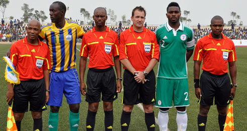 Ba Kapiteni Karekezi Olivier na Joseph Yobo bifotoranya n'abasifuzi