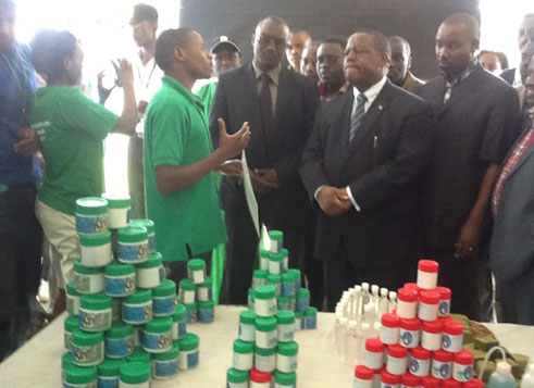 Aha Nshimyumuremyi Cephas yari yasuzwe n'abayobozi aho yamurikaga ibyo akora.