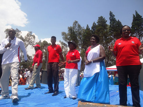 Chairman wa FPR Inkotanyi mu karere ka Nyamasheke, Habyarimana Jean Baptiste (ibumoso) n'abakandida 5 bamamaje uyu muryango.