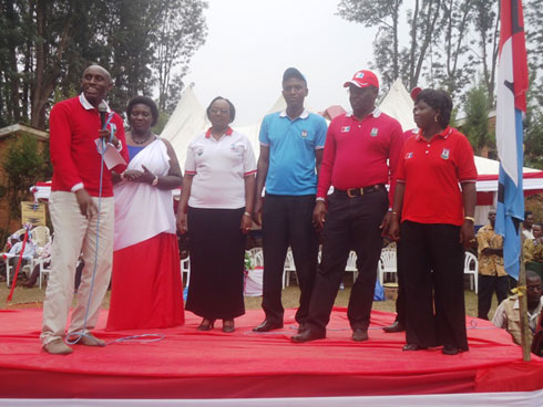 Chairman wa FPR-Inkotanyi mu karere ka Nyamasheke, Habyarimana Jean Baptiste (ibumoso) yerekanye abakandida bari bahagarariye uyu muryango maze asaba abaturage kuzatora FPR 100%.