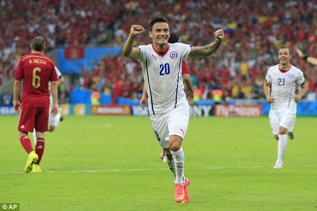 Charles Aranguiz yatsinze igitego cya kabiri cya Chili ubwo umunyezamu wa Espagne Iker Casillas yari ahagaze nabi.