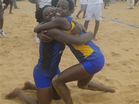 Charlotte Nzayisenge na Denyse Mutatsimpundu bagize ikipe y