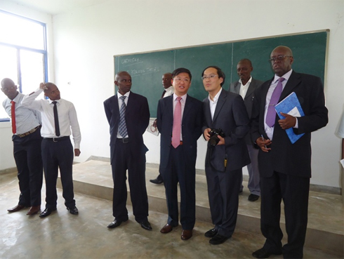 Chen Dong yemereye ubuyobozi bwa Gatsibo Community Modern School kuzabazanira abarimu bigisha Igishinwa