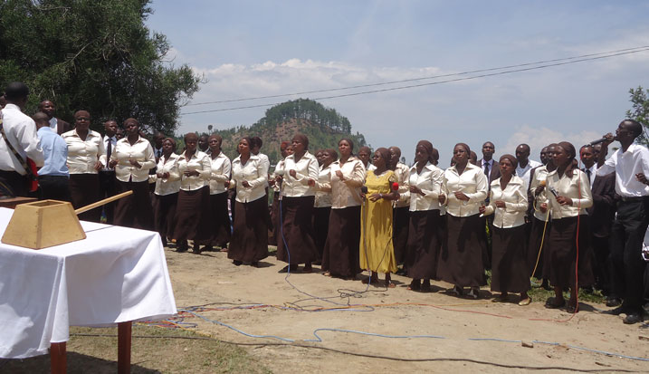 Abaririmbyi ba ADEPR b'i Nyamishaba nabo baririmbye indirimbo zo guhimbaza Imana.