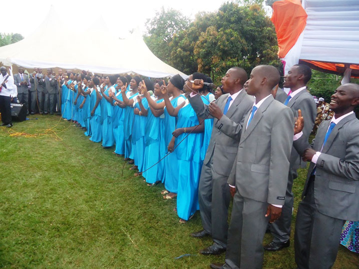 Chorale yahimbaje Imana mu ndirimbo.