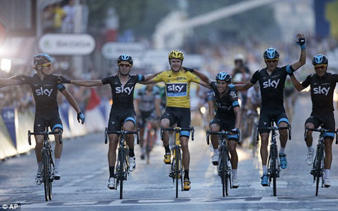 Chris Froome ari kumwe n'abandi bakinnyi bakinana muri Sky Team.