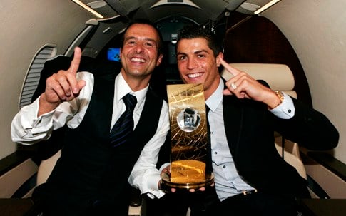 Christiano Ronaldo iyo afashe ibihembo yishimana n'umu agent we Mendes.