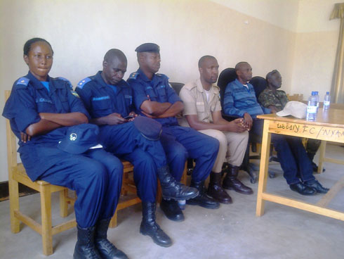 Col. Charles Musitu uwa kabiri uhereye i Buryo hamwe n'inzego z'umutekano zikorera mu karere ka Nyanza bari kumwe.