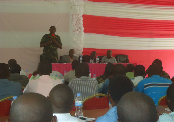 Col. Kayumba, Umuyobozi wa Burigade ya 202 ibugabunga umutekano mu turere twa Rutsiro, Karongi na Ngororero.