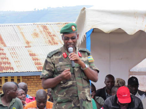 Col Andre Habyarimana uhagarariye ingabo mu karere ka Gicumbi na Burera aganiriza abaturage.