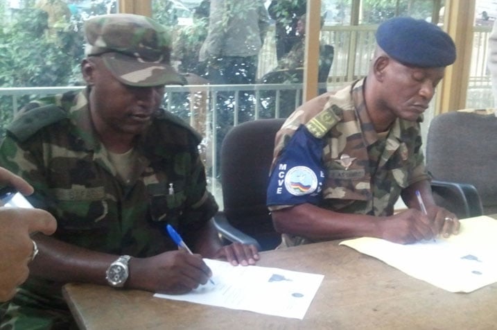 Col Assambo asinya urwandiko rwemeza ko yakiriye umusirikare wa FARDC.