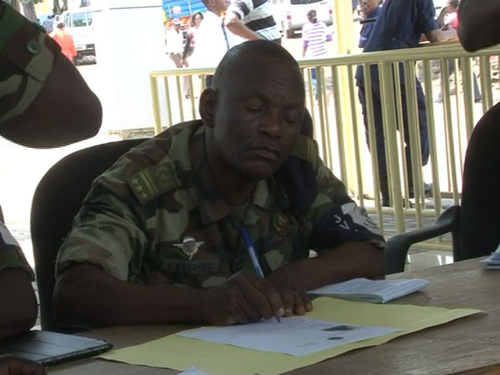 Col Assambo asinyira ko yakiriye umusirikare wa Congo.