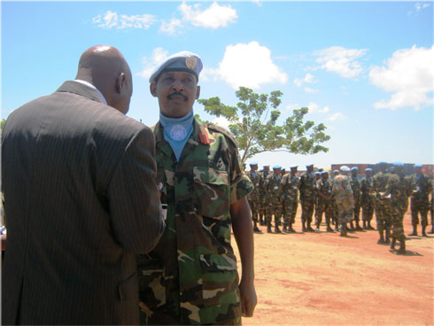 Col Ngarambe yambikwa umudari w'ishimwe.