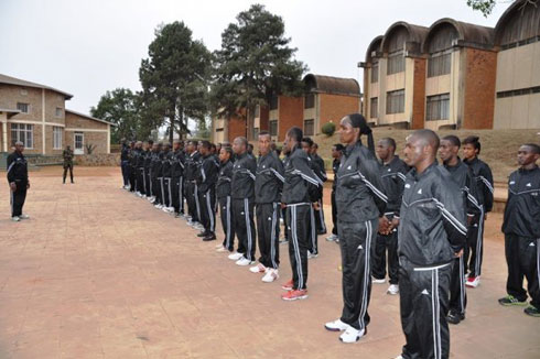 Col Tom Mpaka (imbere) ni we uyoboye amakipe y