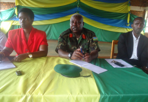 Col John Tibesigwa ukuriye inkeragutabara mu ntara y'uburengerazuba (hagati).