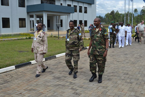 Col. Rutaremara aganira n'abitabiriye aya mahugurwa.