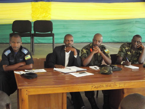 Colonel Murenzi (wa kabiri uhereye iburyo) yavuze ko buri wese atemerewe gutoragura igisasu aho agisanze.