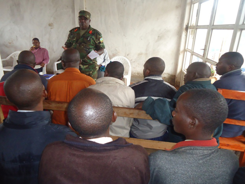 Colonel John Tibesigwa arashishikariza Inkeragutabara kwipimisha ku bushake VIH/SIDA.