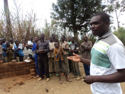 Come Niyoyita asobanura uburyo ayo matafari azafasha akarere.