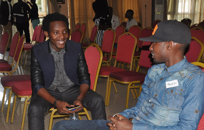 Umunyarwenya bita Arthur yaganiraga n'umunyamakuru wa Kigali Today ku by'irushanwa BBA yitabiriye.