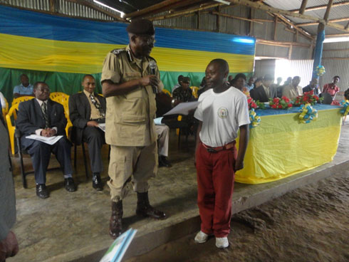 Commissaire Rwarakabije yasabye uyu musore gukoresha ubumenyi yahawe maze akandikira abo yasize mu mashyamba ngo batahe.