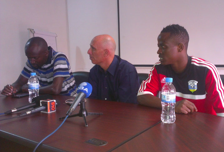 Constantine ari kumwe na kapiteni Haruna Niyonzima bavugana n