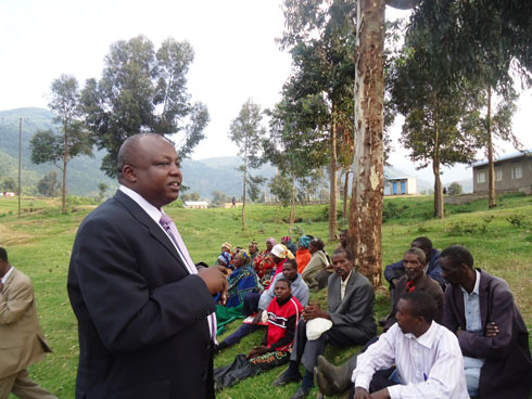 Mutagoma Felix, uhagarariye umuryango Coop-Rwanda yasabye abahawe inka ko zizababera imbarutso y'iterambere bagasezerera ubukene.