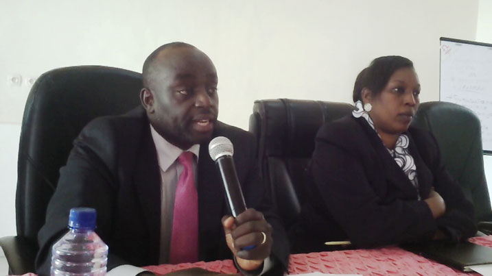 Criss Muru, ufite micro, na perezidante wa komisiyo y