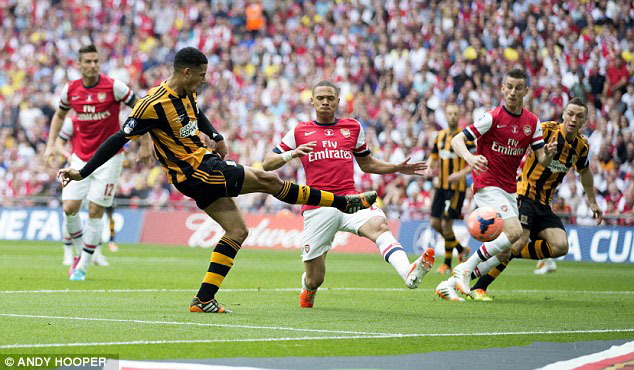 Curtis Davies amaze gushyiramo icya kabiri, benshi bimwiraga ko Arsenal ishobora kuza gutsindwa byinshi.