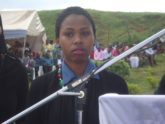 Cyuzuzo Aimee yifuza uwamuha amakuru kuri papa we.