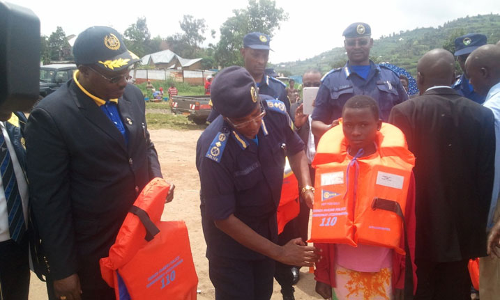 DIGP Stanley Nsabimana yambika abakoresha ubwato mu kivu jaketi zirinda impanuka.