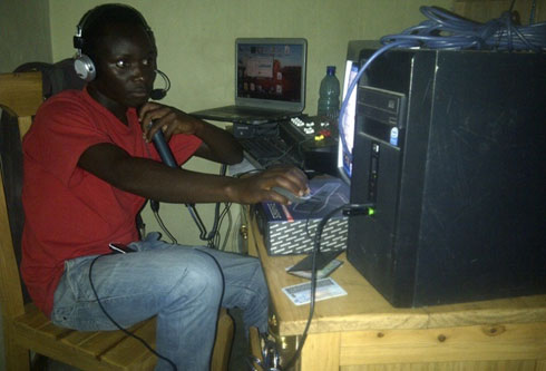 DJ David umwe mu banyamakuru ba radio ijwi rya Ruhango ari muri studio araganiriza abayiteze amatwi.