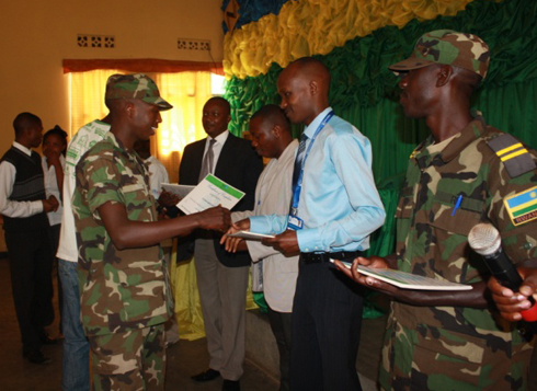 Bamwe mu bantu 120 bahawe inyemezabumenyi tariki 14/08/2012.