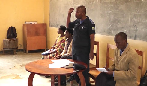 DPC SP Mutemura Prudence aganira n'imiryango ku kurwanya amakimbirane mu ngo.